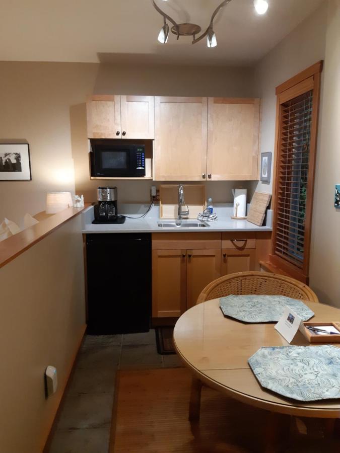 Reef Point Oceanfront Bed And Breakfast Ucluelet Esterno foto