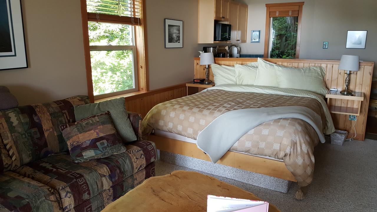 Reef Point Oceanfront Bed And Breakfast Ucluelet Esterno foto