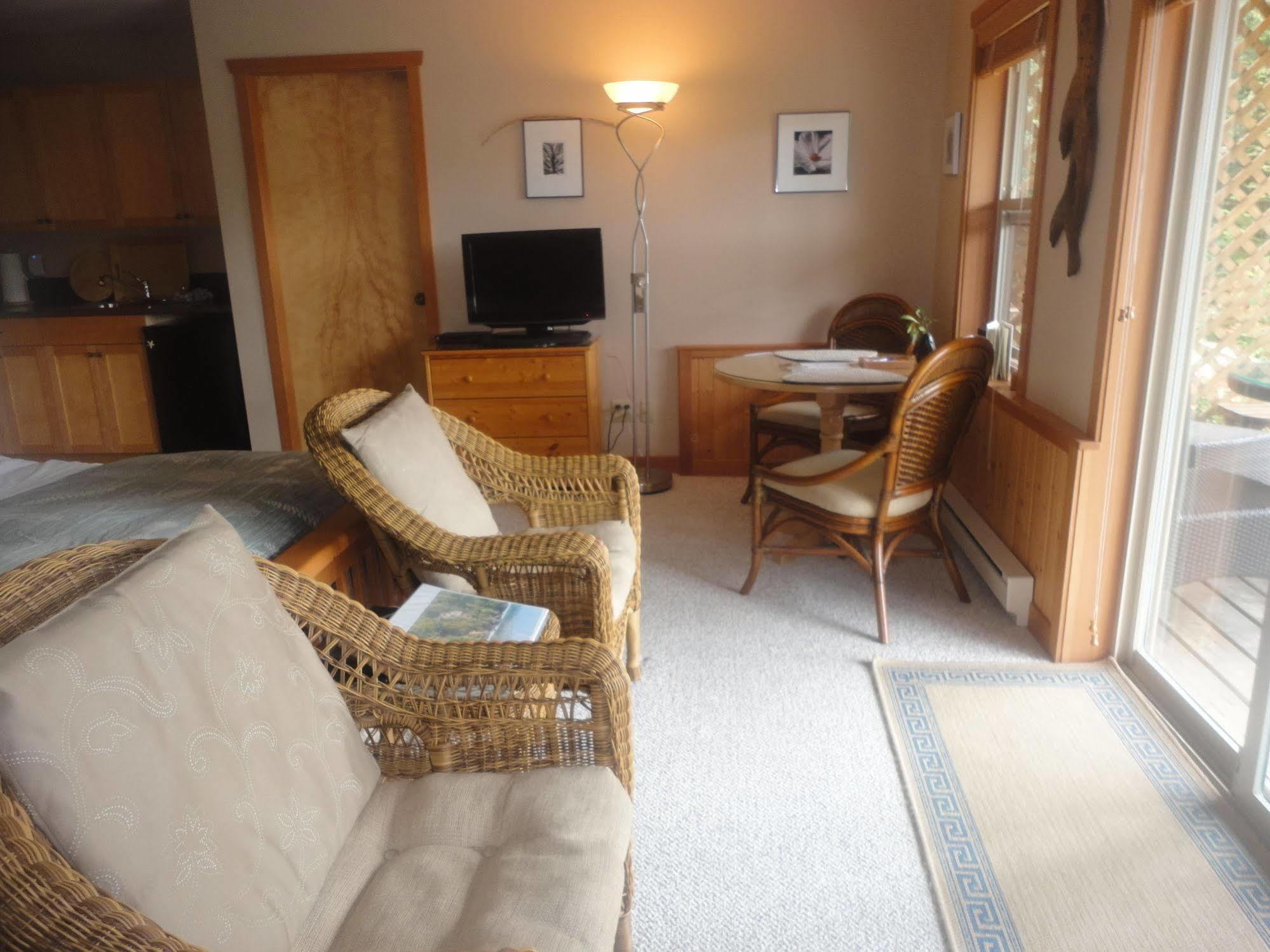 Reef Point Oceanfront Bed And Breakfast Ucluelet Esterno foto