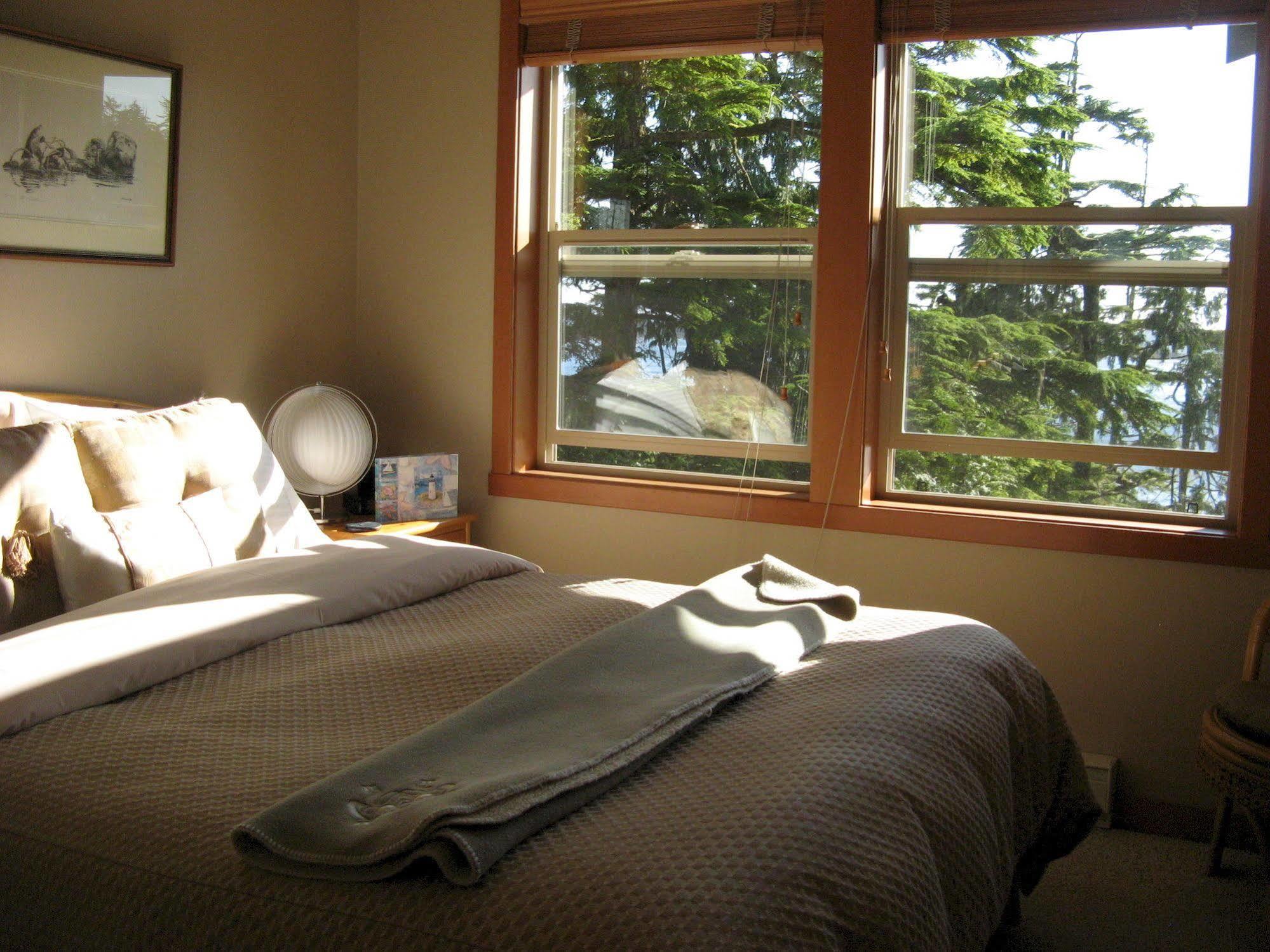 Reef Point Oceanfront Bed And Breakfast Ucluelet Esterno foto