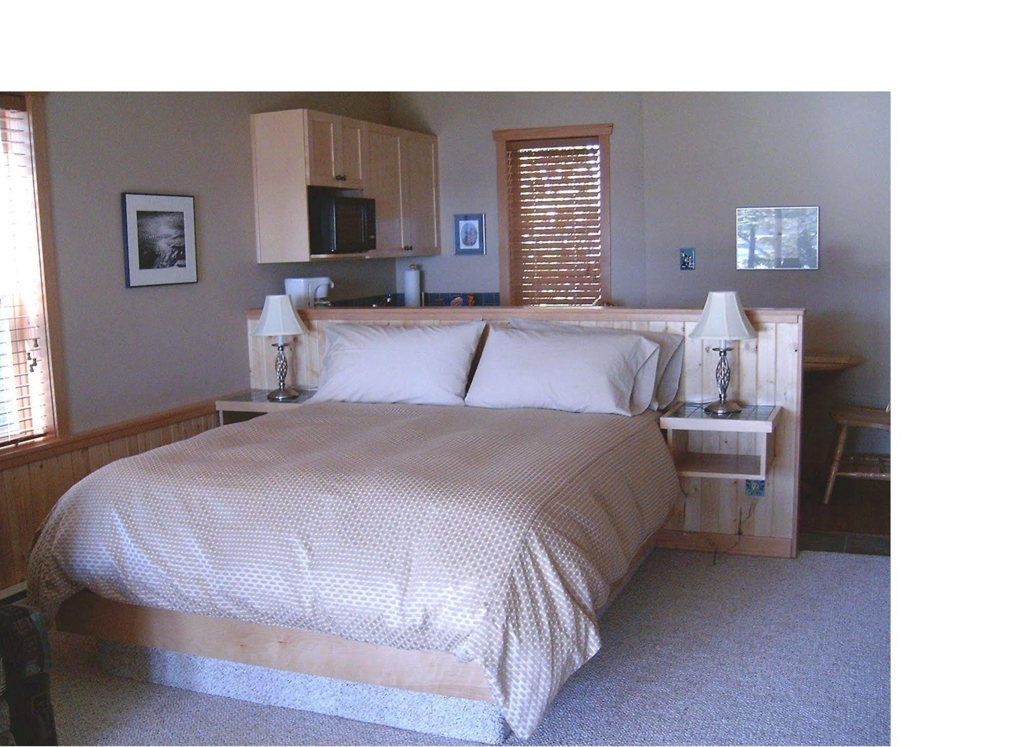 Reef Point Oceanfront Bed And Breakfast Ucluelet Esterno foto