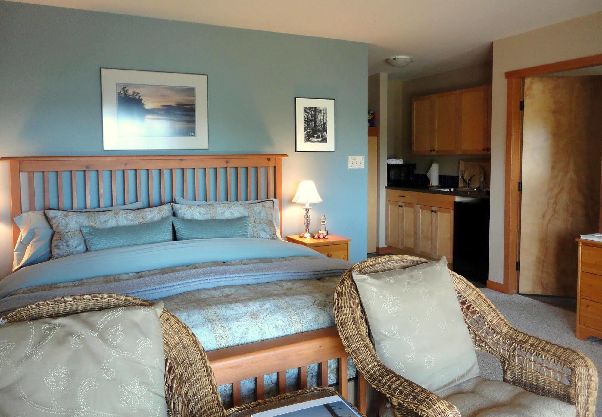 Reef Point Oceanfront Bed And Breakfast Ucluelet Esterno foto