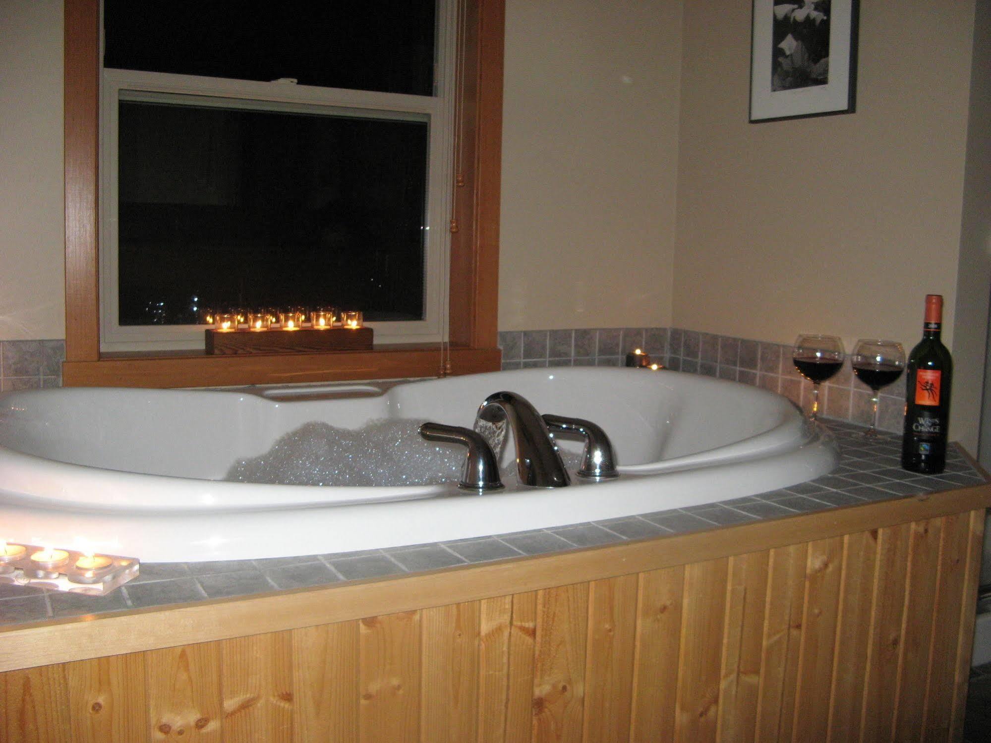 Reef Point Oceanfront Bed And Breakfast Ucluelet Esterno foto