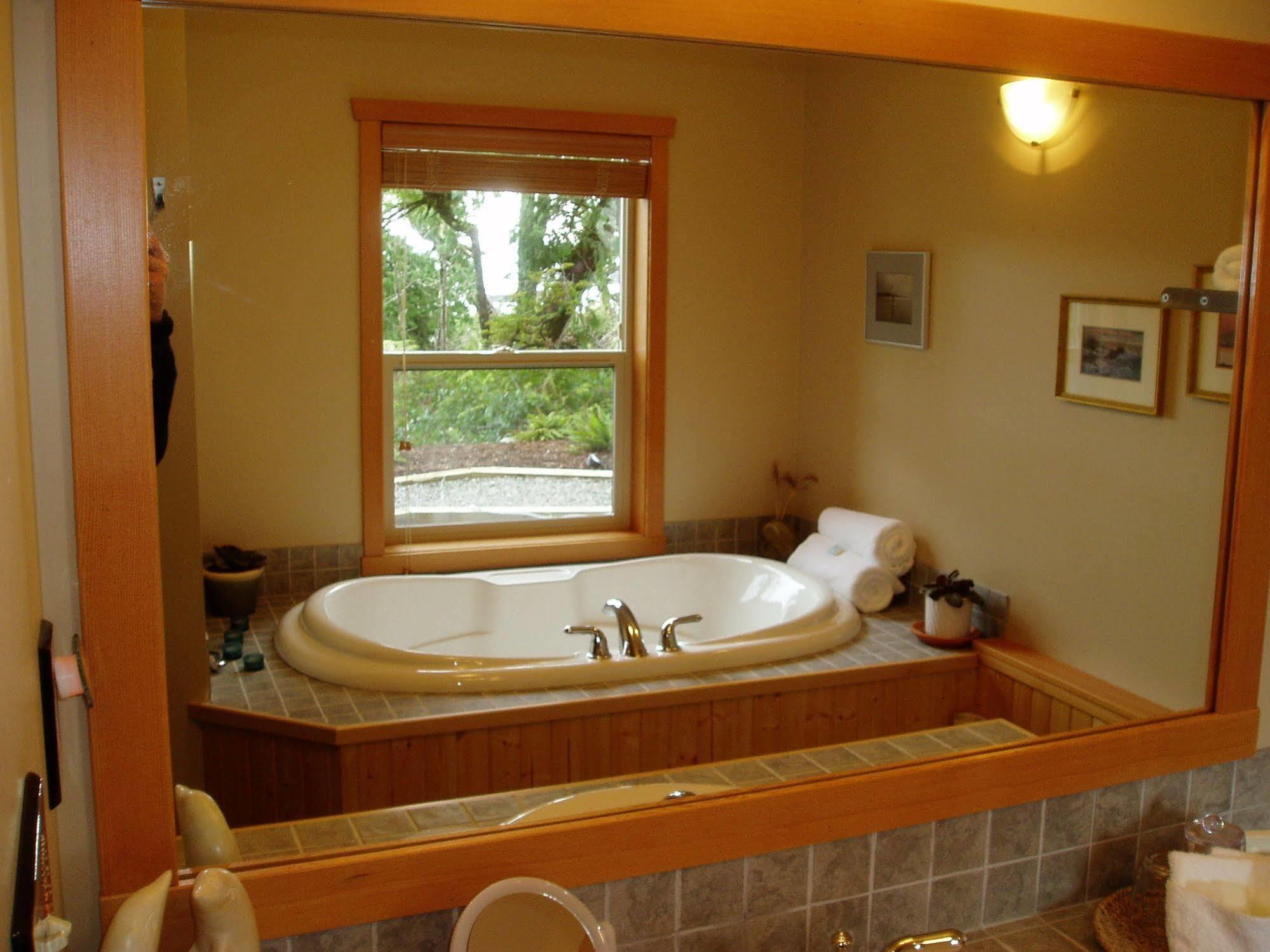 Reef Point Oceanfront Bed And Breakfast Ucluelet Esterno foto