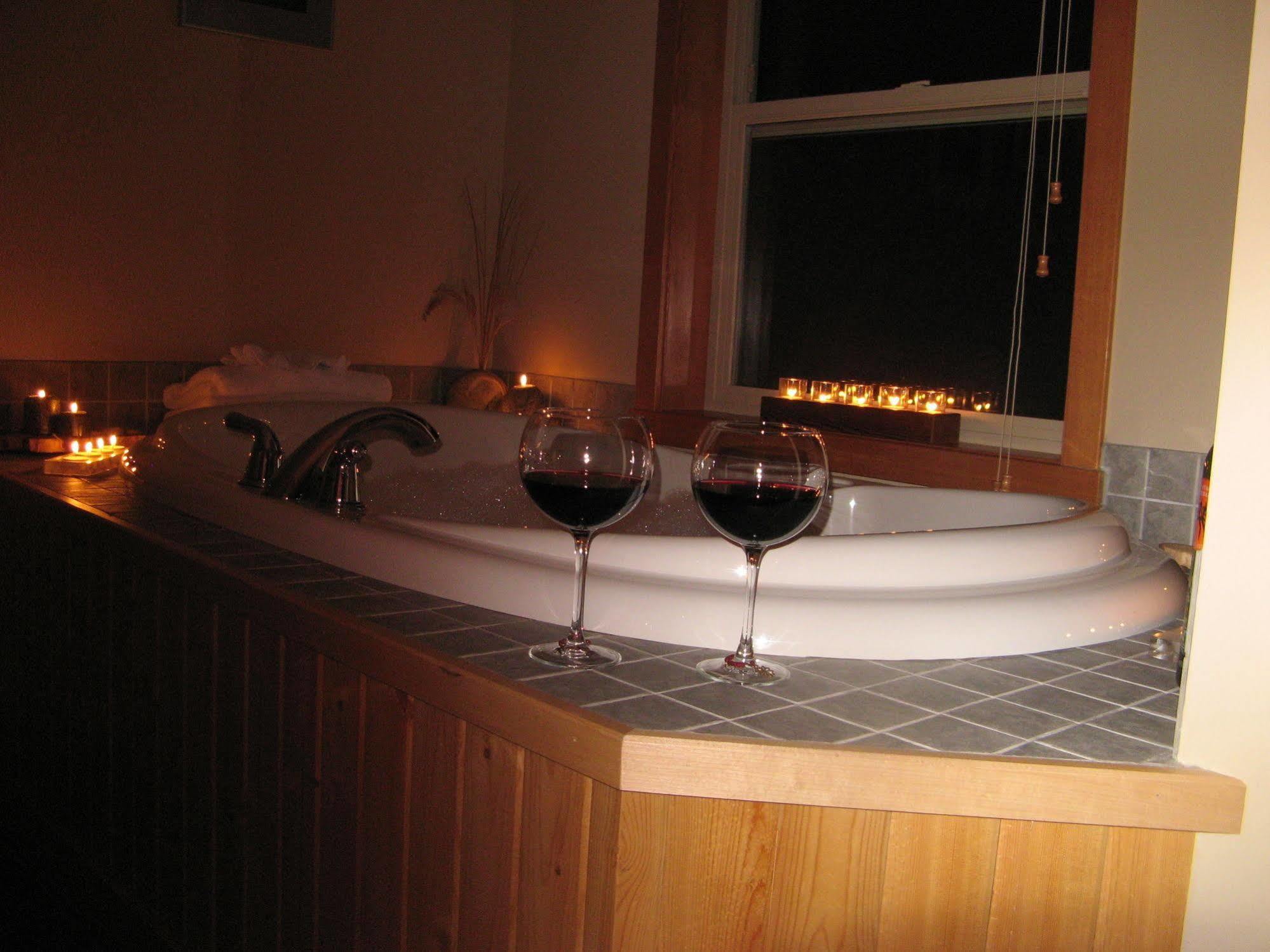 Reef Point Oceanfront Bed And Breakfast Ucluelet Esterno foto