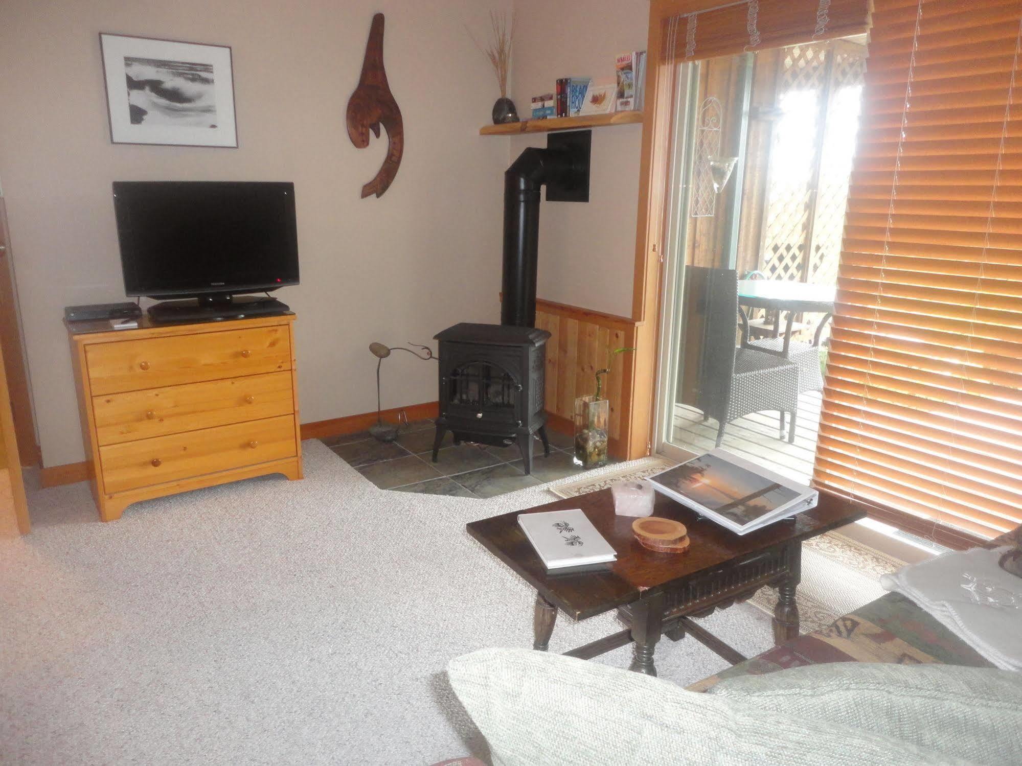 Reef Point Oceanfront Bed And Breakfast Ucluelet Esterno foto