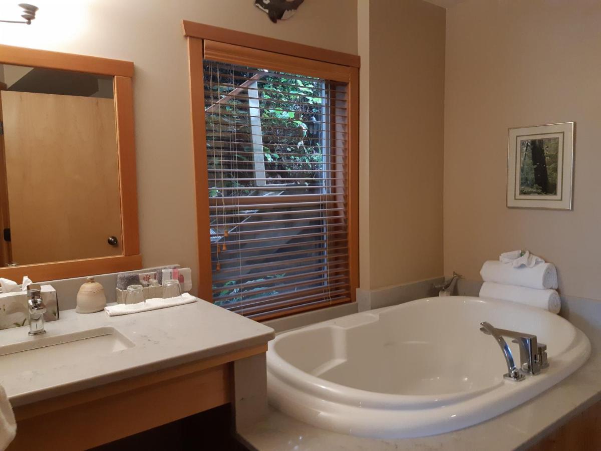 Reef Point Oceanfront Bed And Breakfast Ucluelet Esterno foto